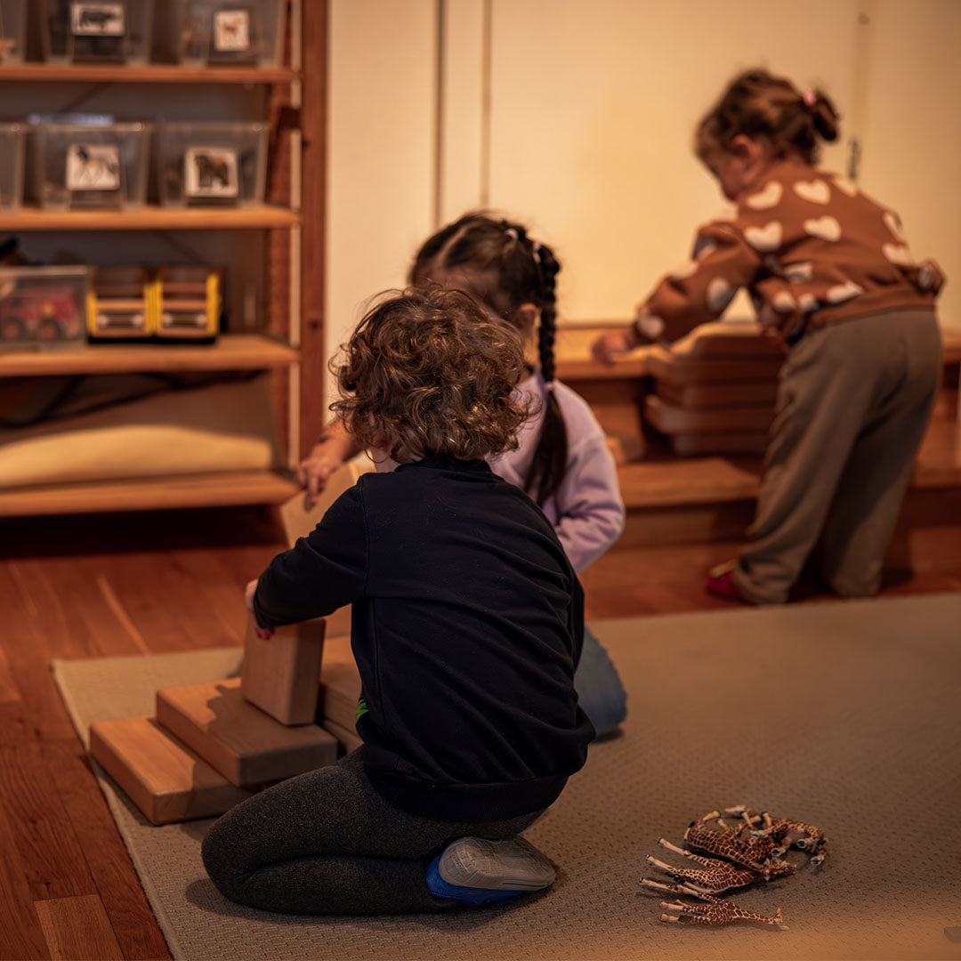 In der Bau- und Konstruktionswerkstatt gibt es viele unterschiedliche Materialien. Jeden Tag entstehen aus dem Nichts neue Projekte. Erfahrungen brauchen viel Zeit für Wiederholungen. In den Kindertagesstätte Momo schaffen wir Räume, in denen die Kinder Experten sind und Regie führen.