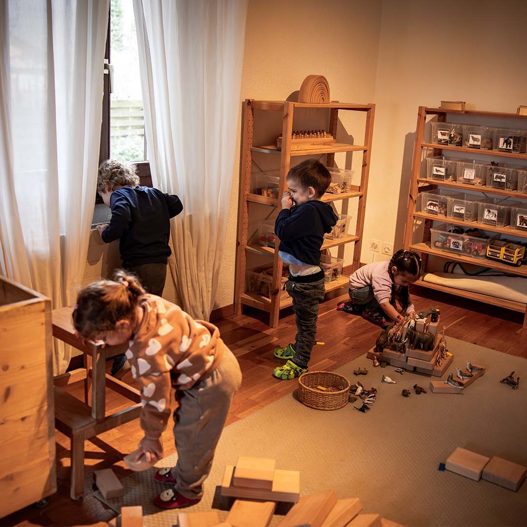 In der Bau- und Konstruktionswerkstatt gibt es viele unterschiedliche Materialien. Jeden Tag entstehen aus dem Nichts neue Projekte. Erfahrungen brauchen viel Zeit für Wiederholungen. In den Kindertagesstätte Momo schaffen wir Räume, in denen die Kinder Experten sind und Regie führen.